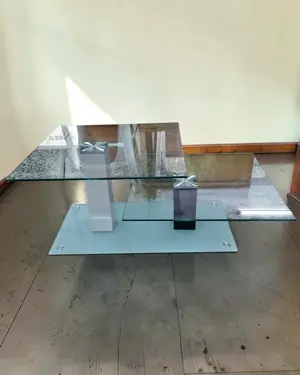 Mesa de centro moderna con estructura de cristal y metal - miniatura 1