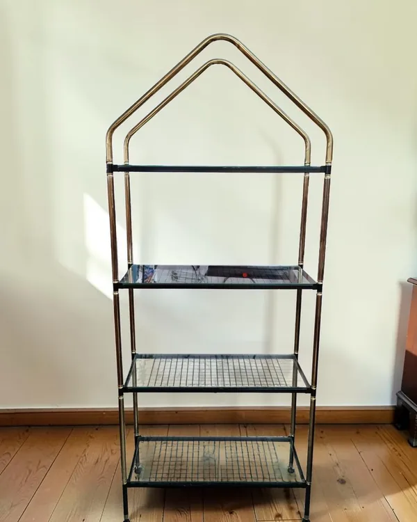Estantería vintage de metal y cristal con forma de casa