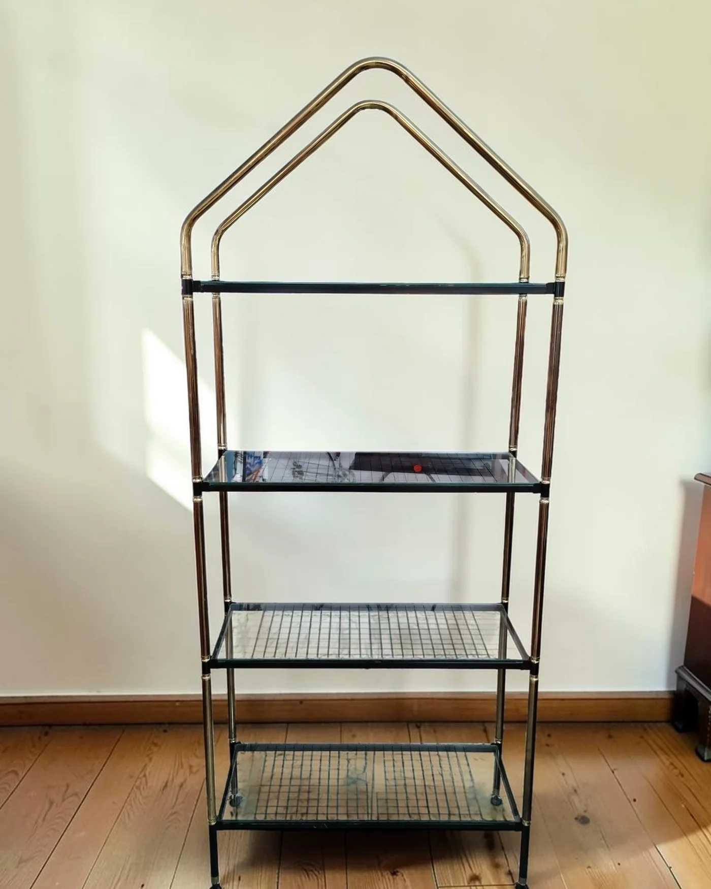 Estantería vintage de metal y cristal con forma de casa - imagen 1