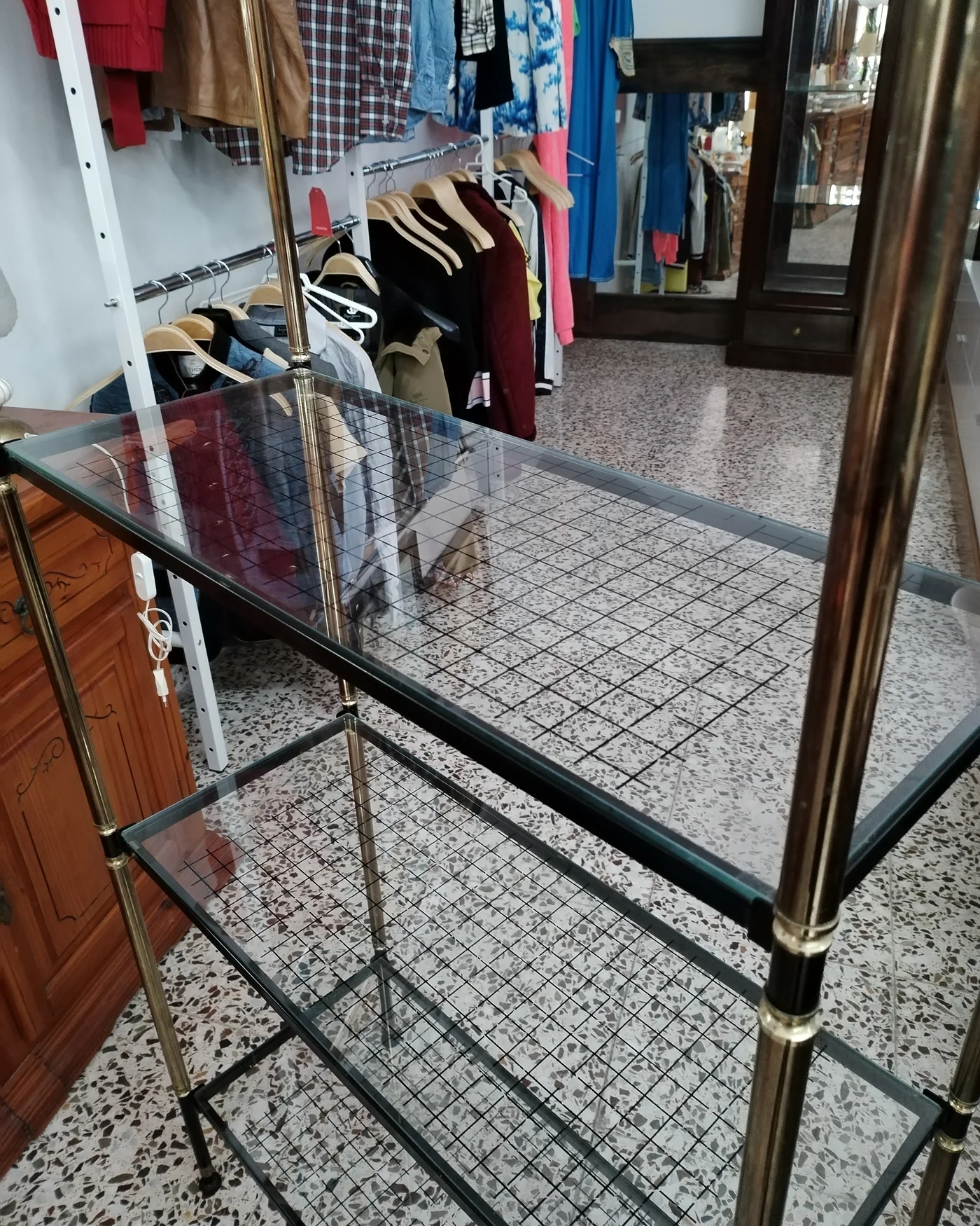Estantería vintage de metal y cristal con forma de casa - imagen 5