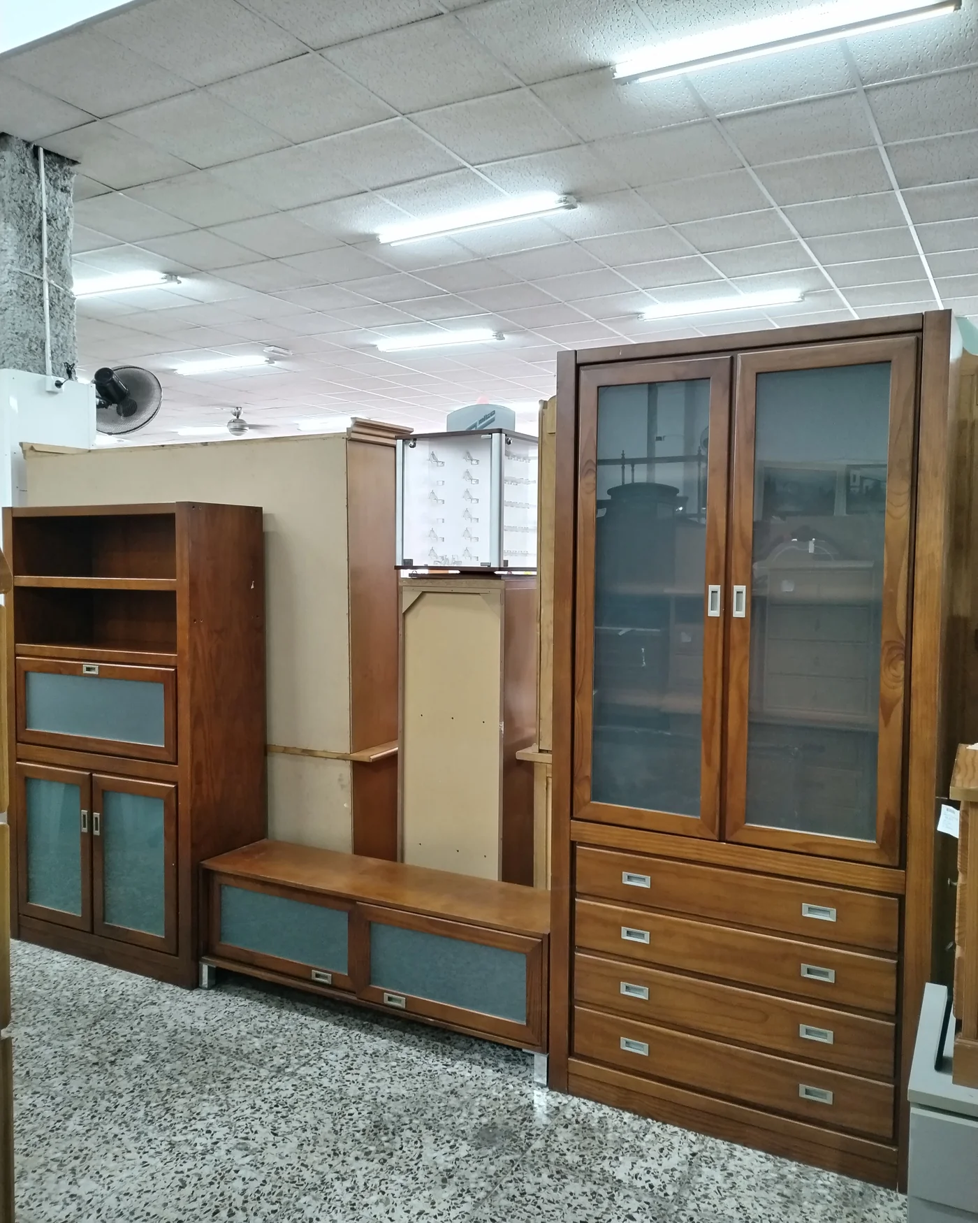 Mueble de salón modular de madera con vitrina y cajones - imagen 1