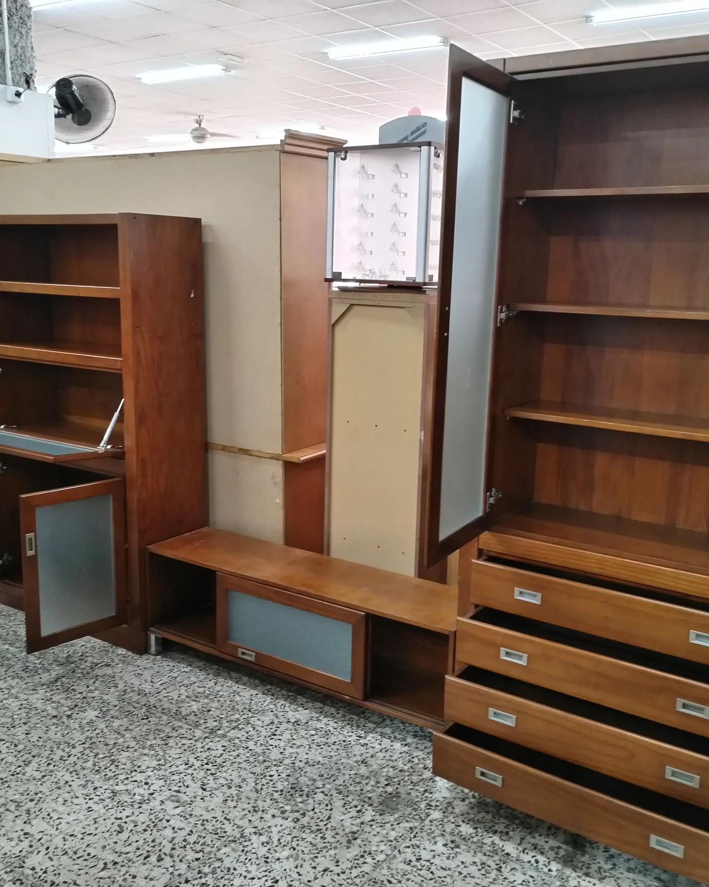 Mueble de salón modular de madera con vitrina y cajones - imagen 4