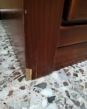Mueble de salón modular de madera con vitrina y cajones - miniatura 6