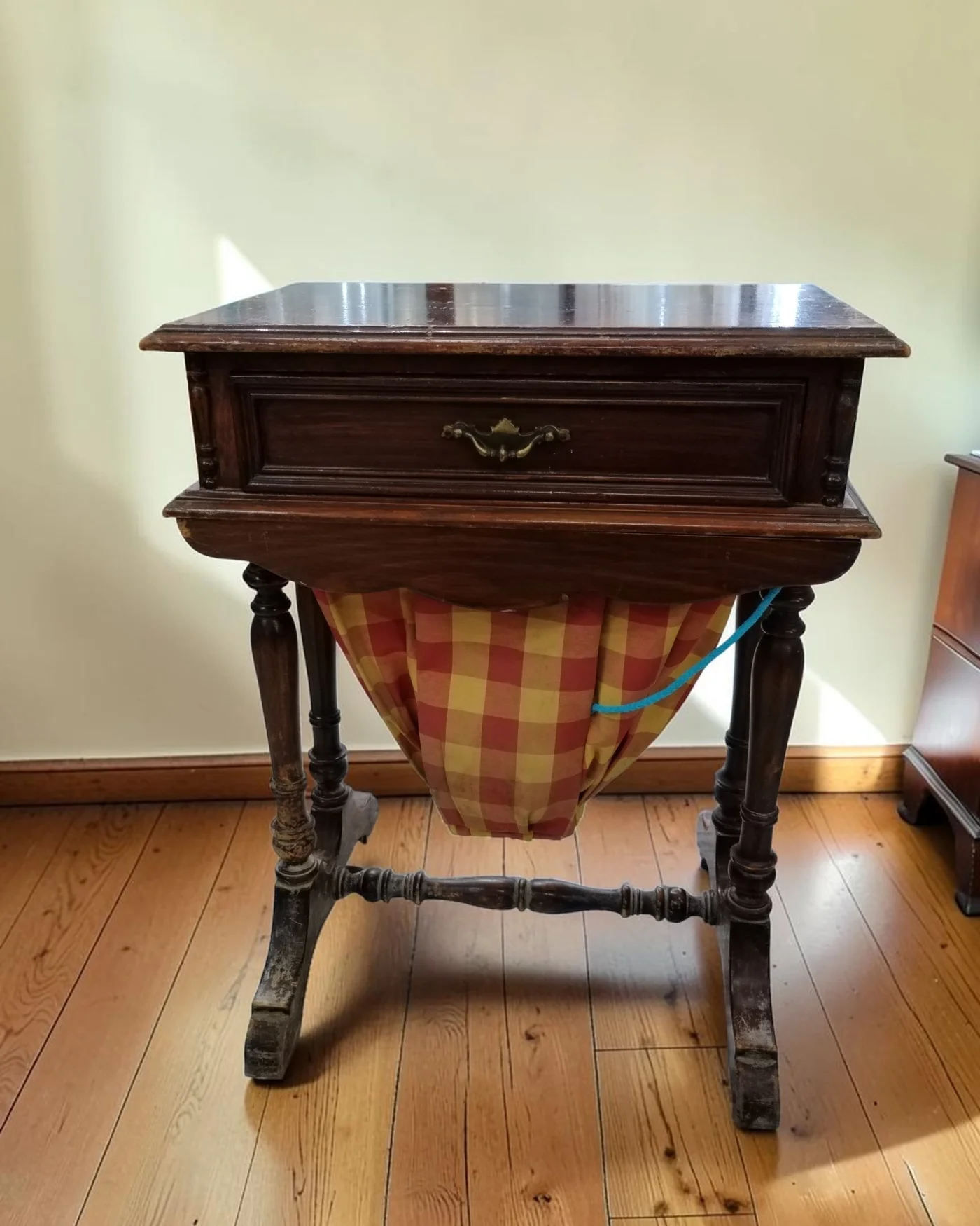 Costurero de madera con cesta - imagen 1