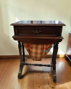 Costurero de madera con cesta - miniatura 1