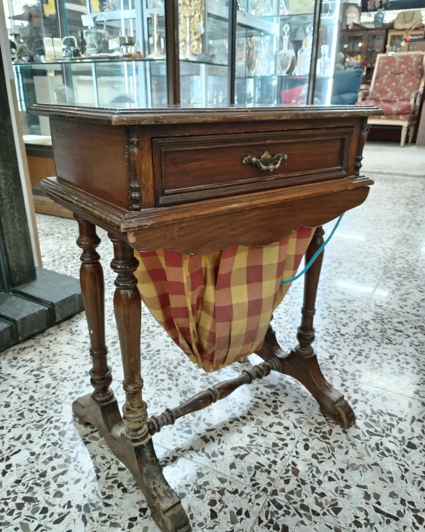 Costurero de madera con cesta - imagen 2