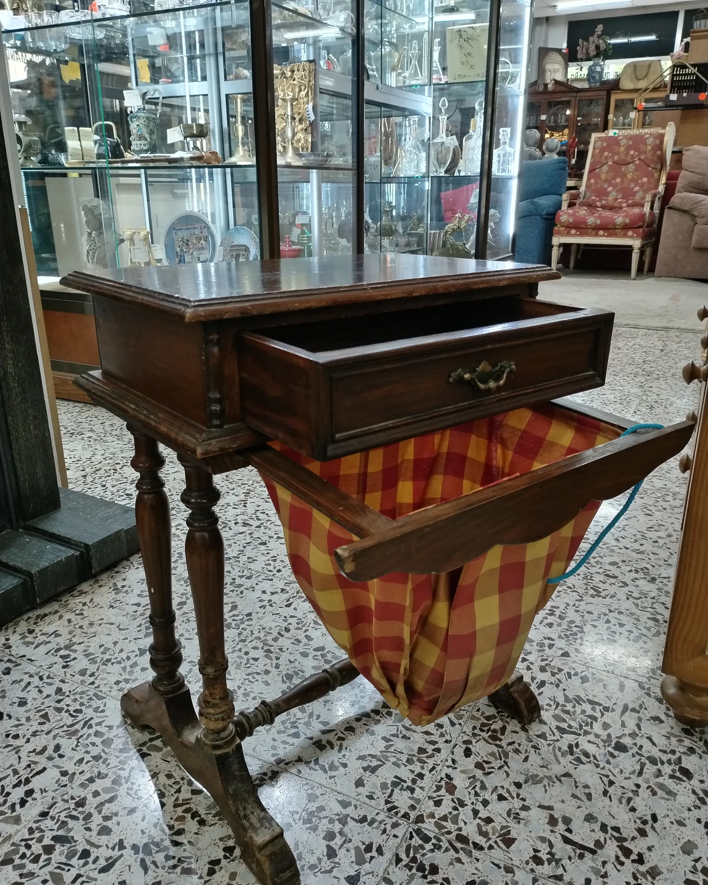 Costurero de madera con cesta - imagen 3