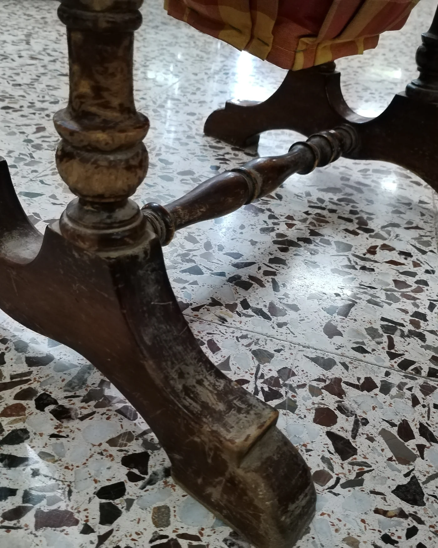 Costurero de madera con cesta - imagen 4