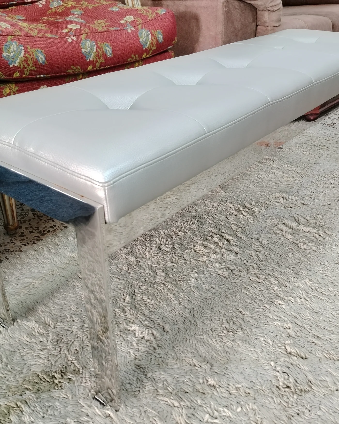 Banqueta tapizada en polipiel con estructura metálica - imagen 3
