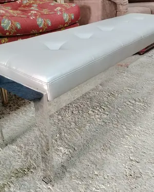 Banqueta tapizada en polipiel con estructura metálica - miniatura 3