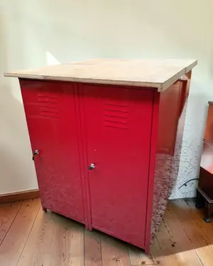 Mueble taquilla metálico rojo con encimera de madera - miniatura 1