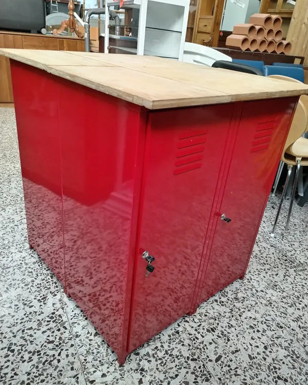 Mueble taquilla metálico rojo con encimera de madera