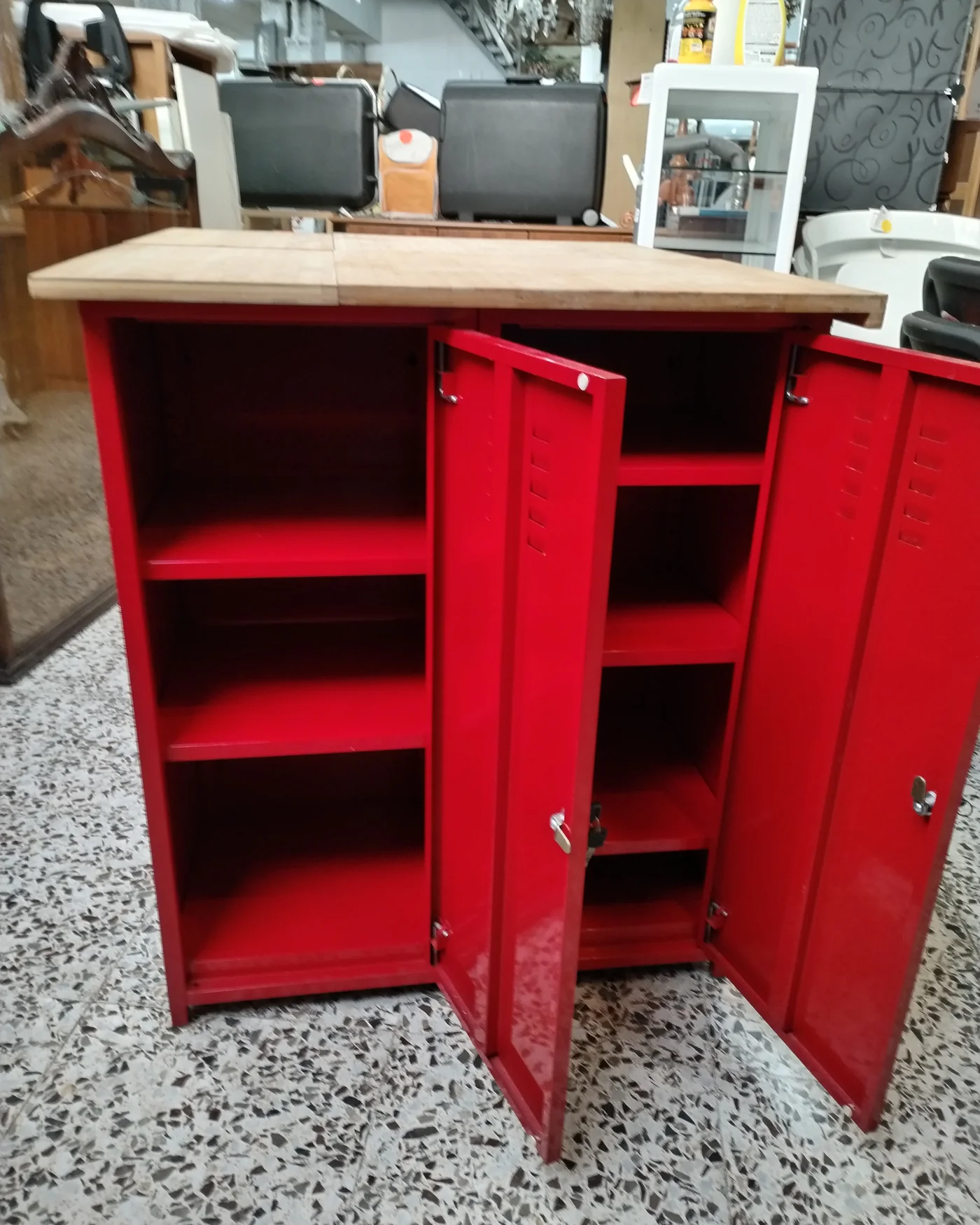 Mueble taquilla metálico rojo con encimera de madera - imagen 3