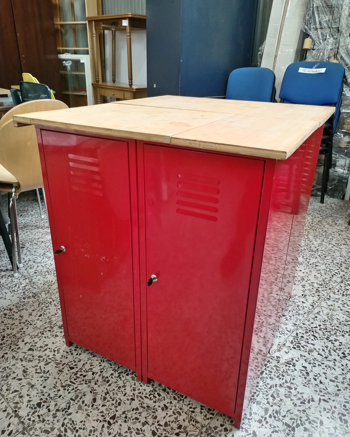 Mueble taquilla metálico rojo con encimera de madera - imagen 4