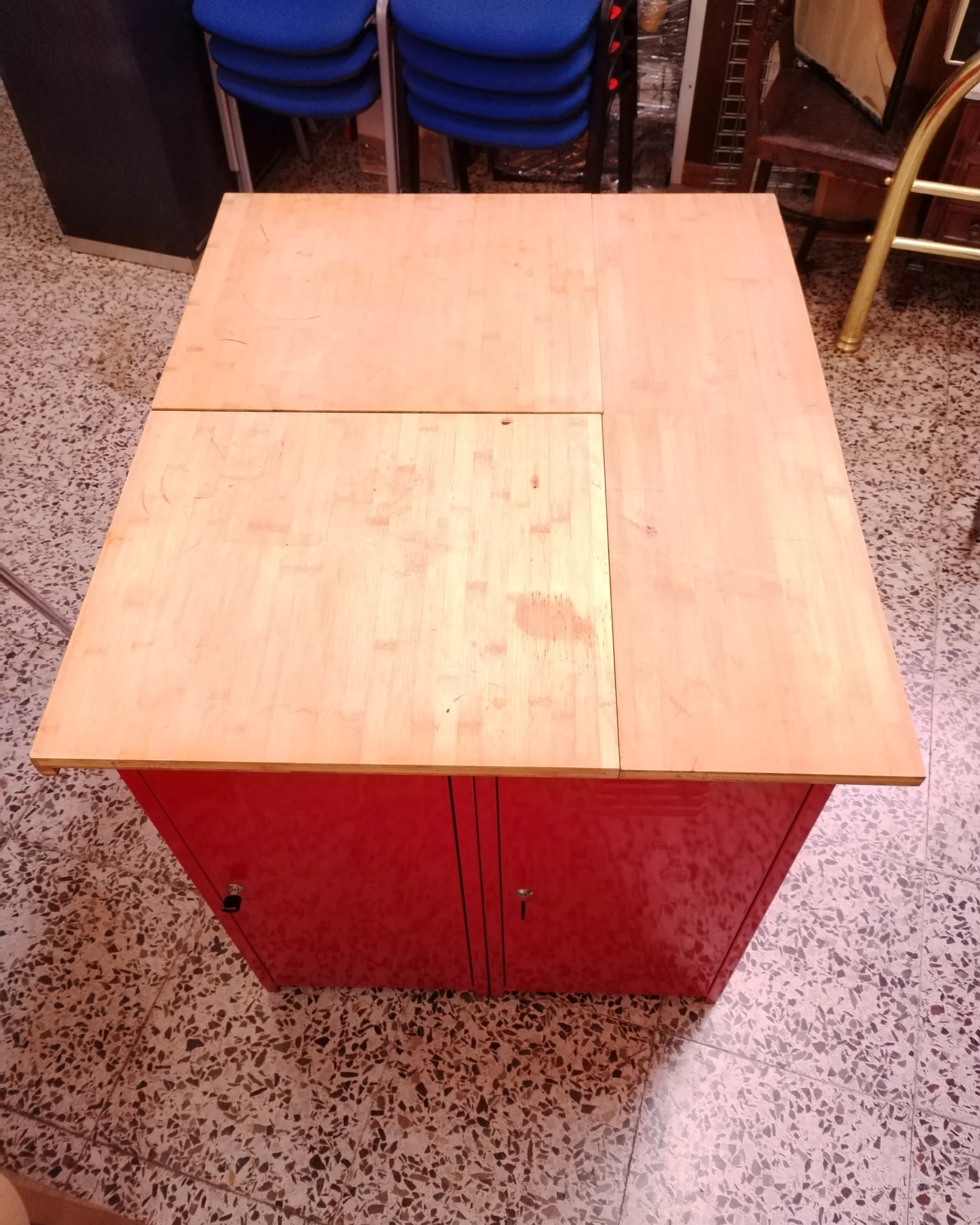 Mueble taquilla metálico rojo con encimera de madera - imagen 5