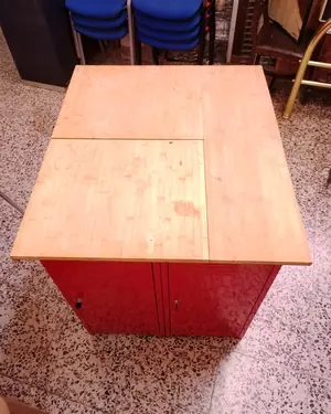 Mueble taquilla metálico rojo con encimera de madera - miniatura 5