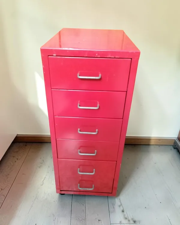 Cajonera móvil roja de cinco cajones