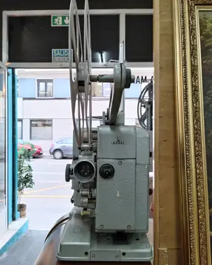 PROYECTOR DE CINE SIEMENS 2000 DE 16 MM - miniatura 1