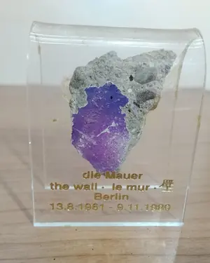 Trozo del muro de berlin en cristal - miniatura 1