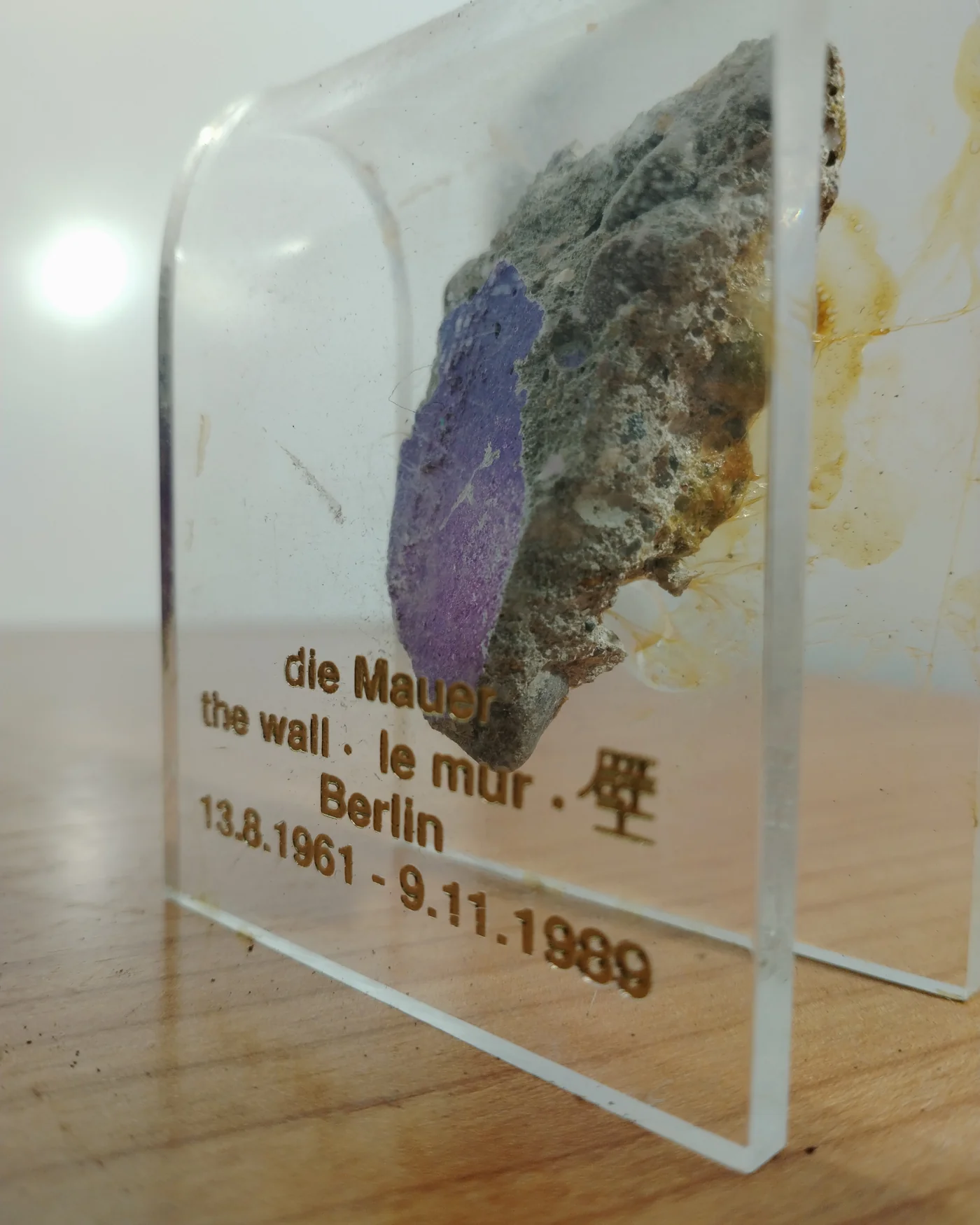 Trozo del muro de berlin en cristal - imagen 4