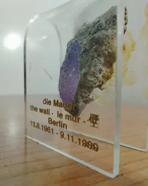 Trozo del muro de berlin en cristal - miniatura 4
