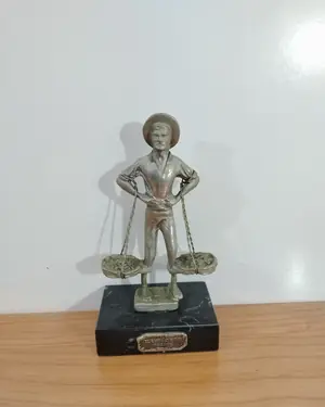 Escultura el cenachero malaga - miniatura 1