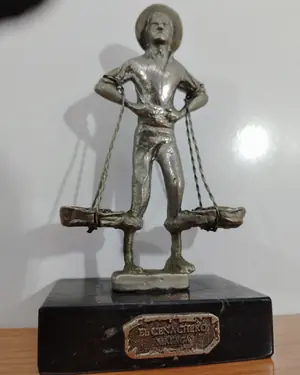 Escultura el cenachero malaga - miniatura 2