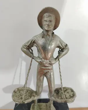 Escultura el cenachero malaga - miniatura 4