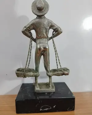 Escultura el cenachero malaga - miniatura 5