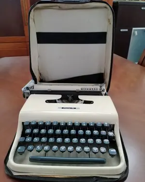 Máquina de escribir Olivetti Pluma 22 - miniatura 1