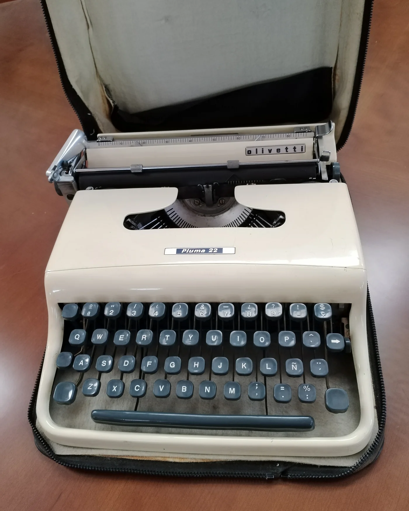 Máquina de escribir Olivetti Pluma 22 - imagen 2