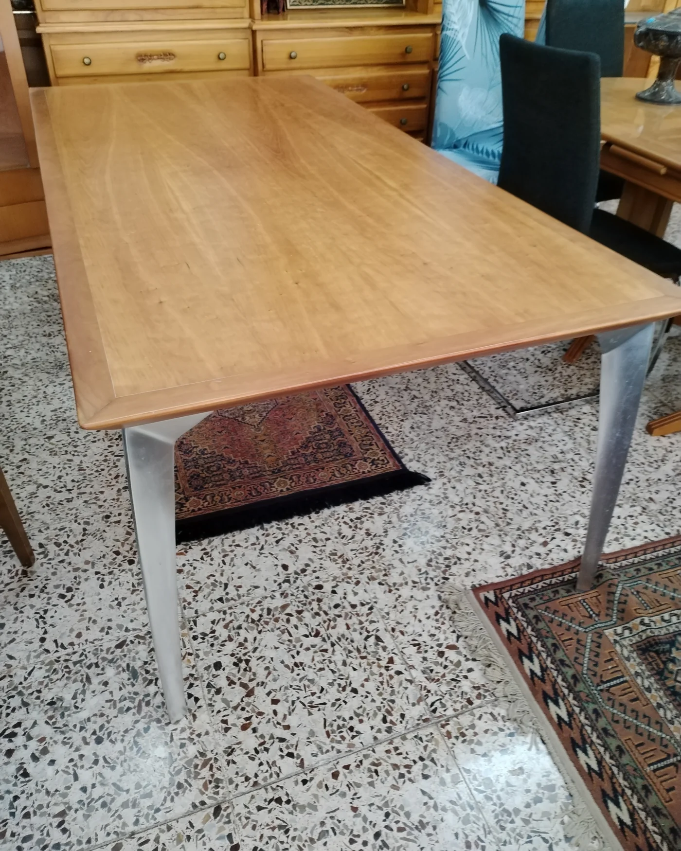 Mesa de comedor de madera con patas metálicas - imagen 1