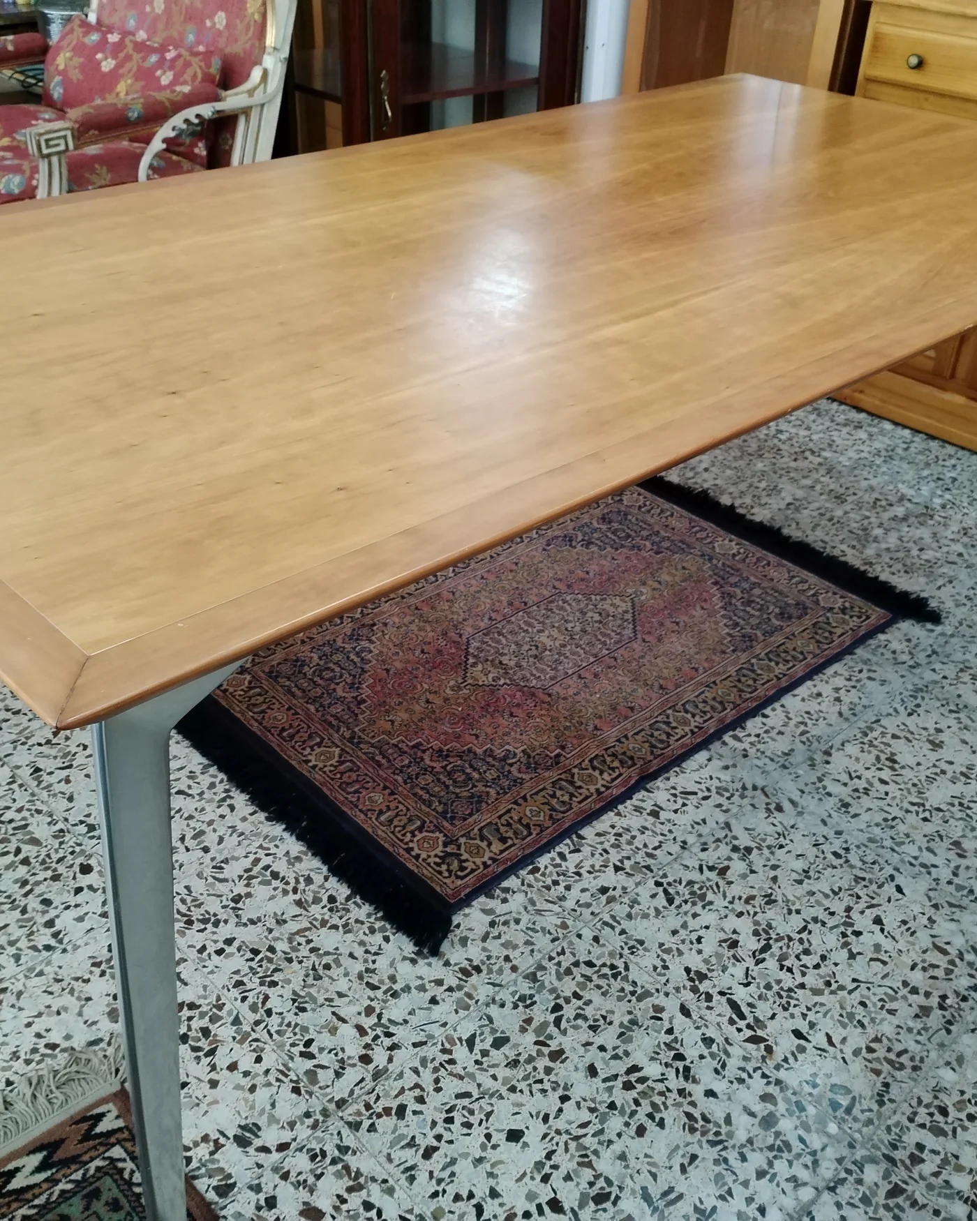 Mesa de comedor de madera con patas metálicas - imagen 2
