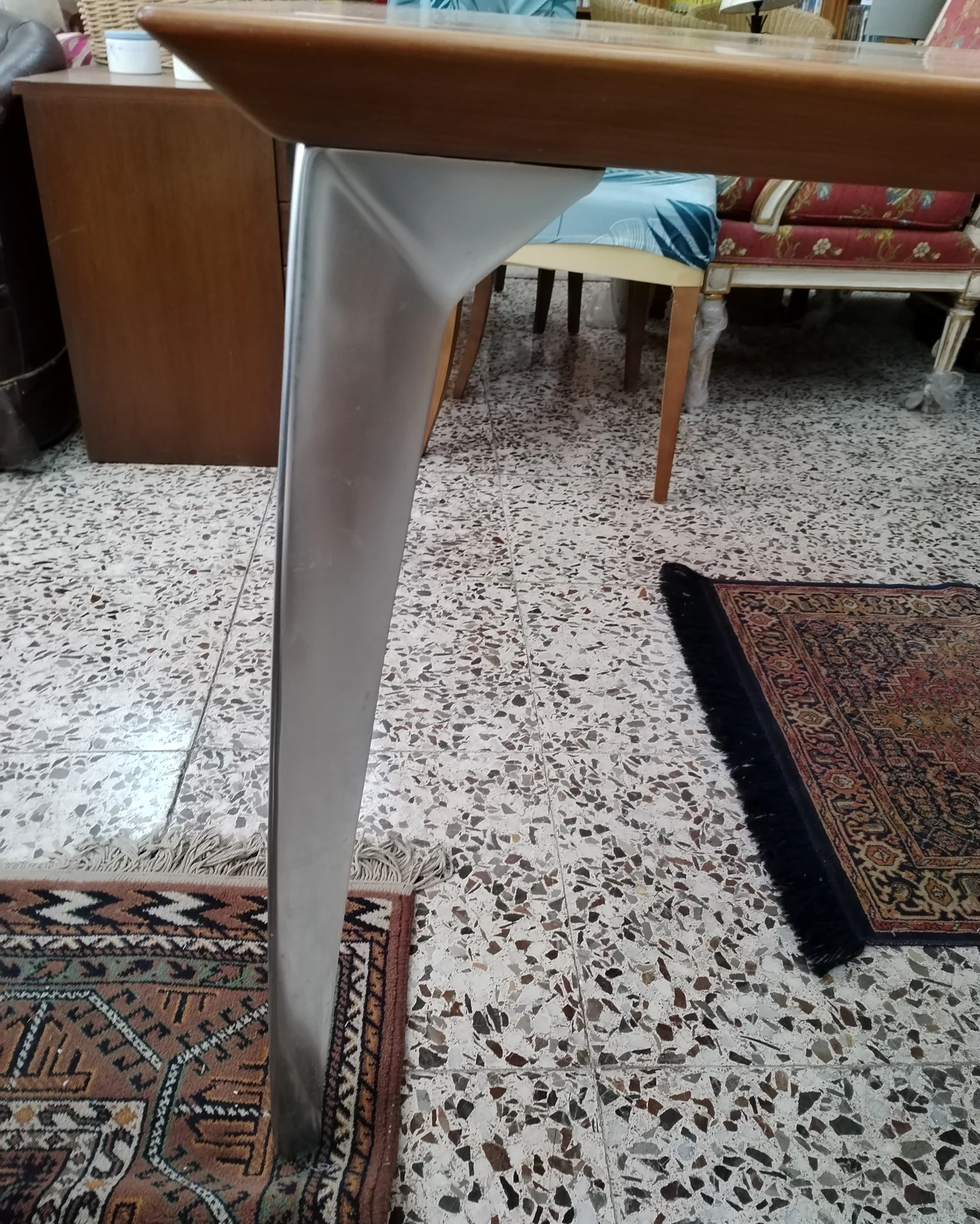 Mesa de comedor de madera con patas metálicas - imagen 3
