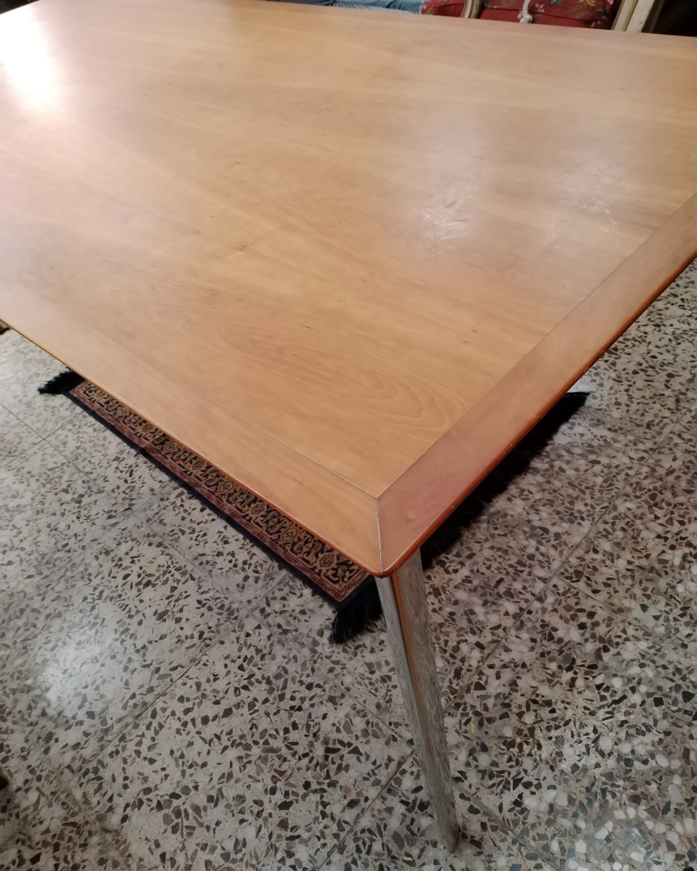 Mesa de comedor de madera con patas metálicas - imagen 4