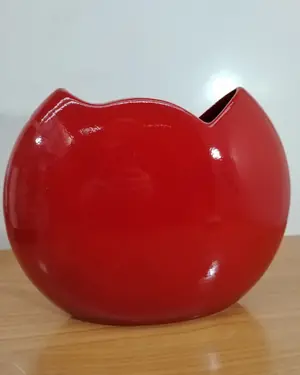 Florero circular rojo con rosa - miniatura 4