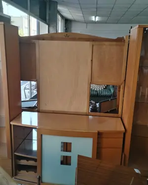 Mueble bar moderno con vitrinas y espejo - miniatura 1