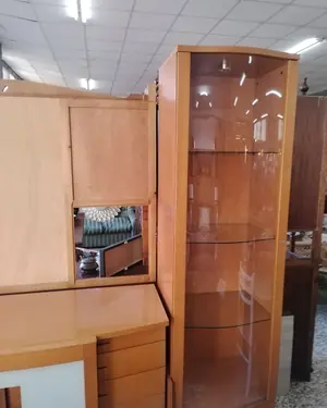 Mueble bar moderno con vitrinas y espejo - miniatura 2