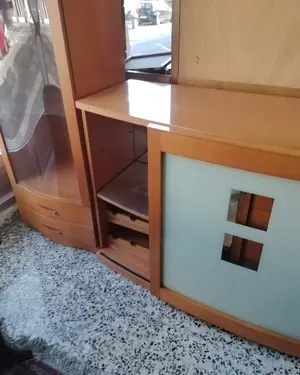 Mueble bar moderno con vitrinas y espejo - miniatura 3