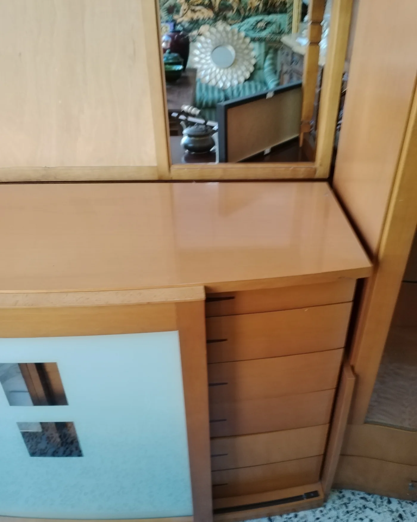 Mueble bar moderno con vitrinas y espejo - imagen 4
