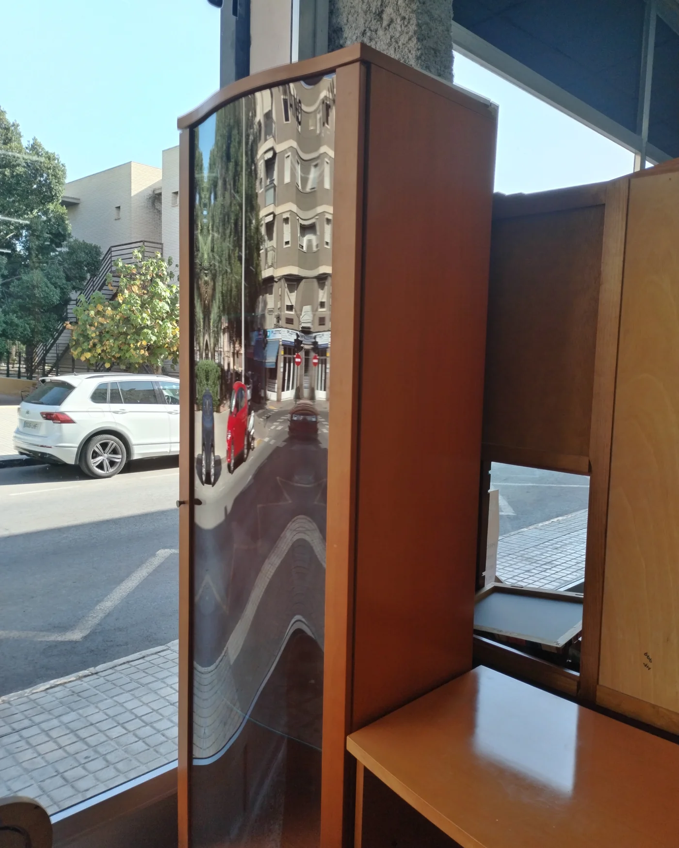 Mueble bar moderno con vitrinas y espejo - imagen 5