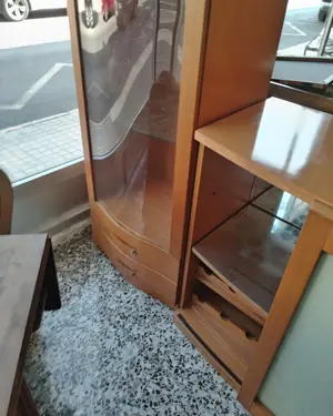 Mueble bar moderno con vitrinas y espejo - miniatura 6