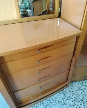 Mueble bar moderno con vitrinas y espejo - miniatura 7