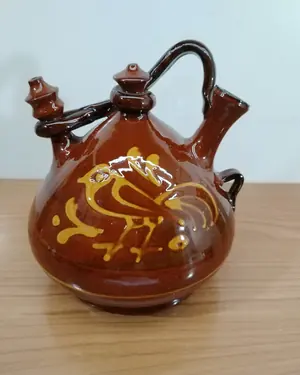 Botijo de cerámica artesanal con decoración de gallo - miniatura 1