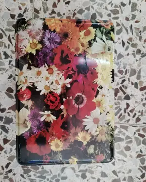 Caja metálica vintage de Cola-Cao con diseño floral años 70 - miniatura 1
