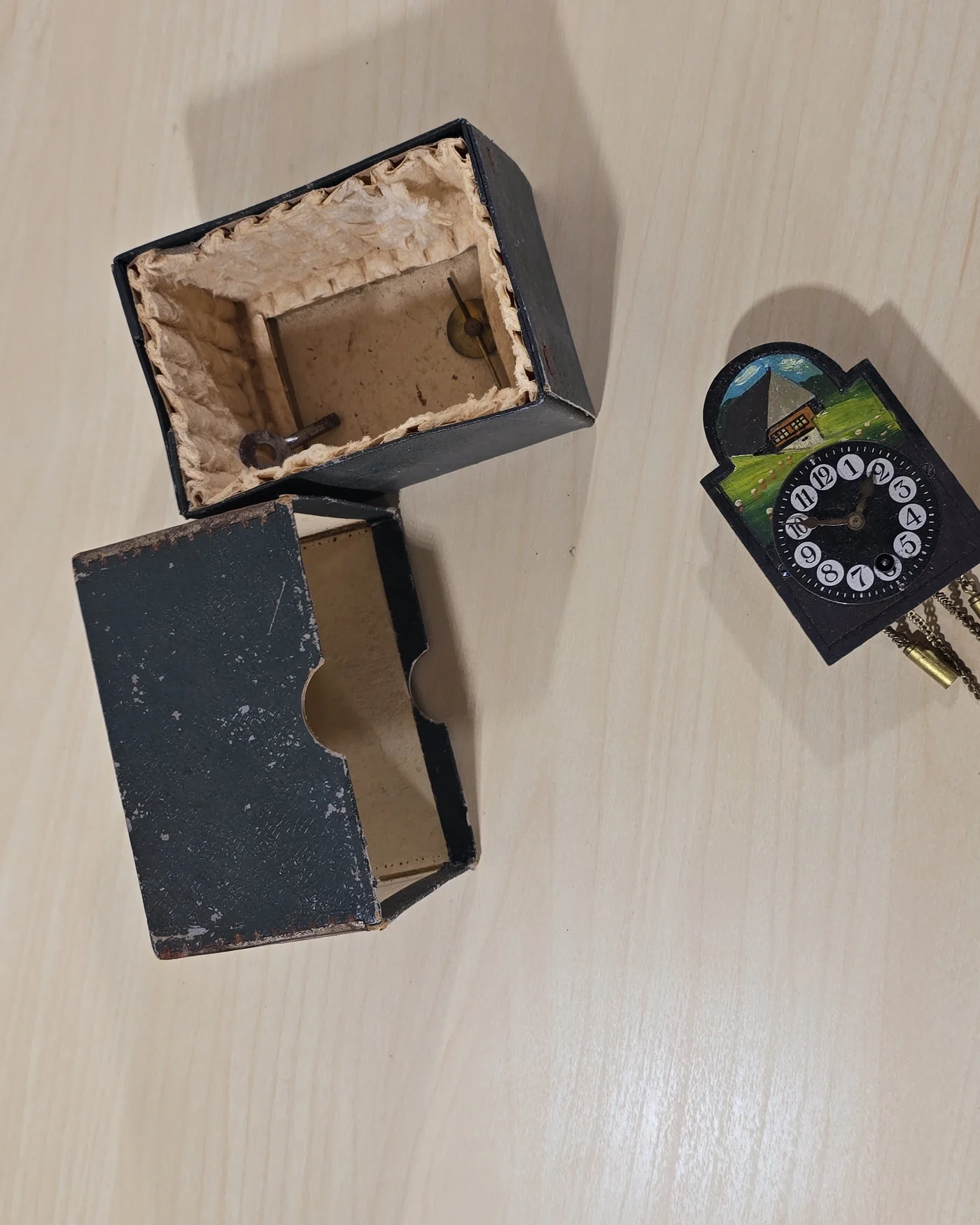 Antiguo reloj de pared de madera pintada con paisaje - imagen 5