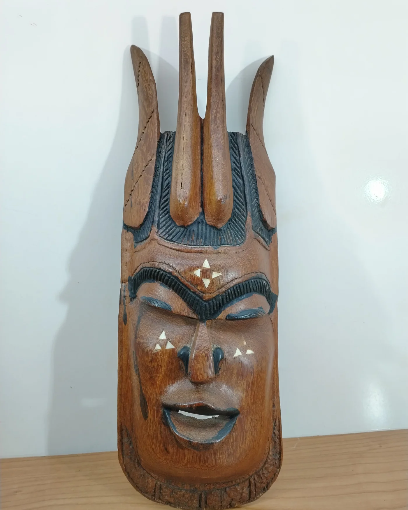 Máscara tribal africana tallada en madera - imagen 1
