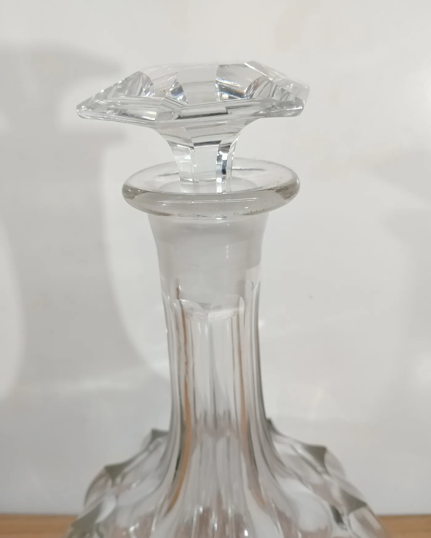 Licorera victoriana de cristal tallado - imagen 3