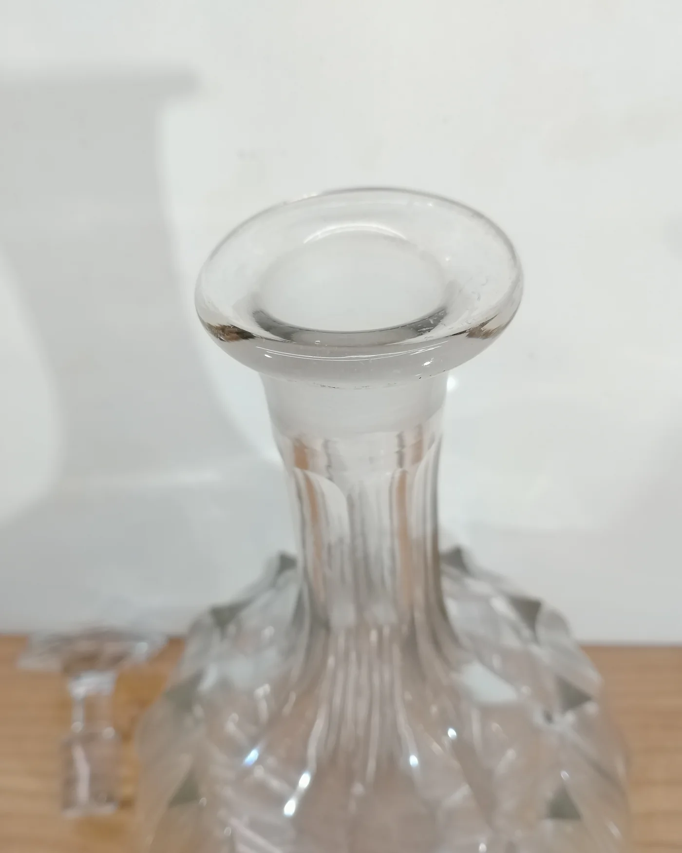 Licorera victoriana de cristal tallado - imagen 4