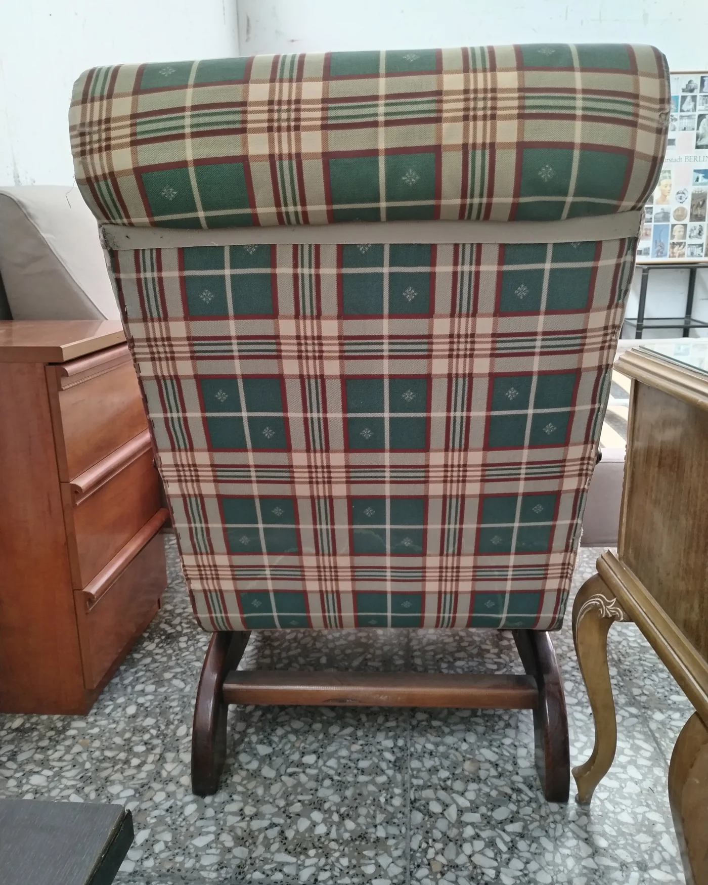 Mecedora de madera y tela con estampado a cuadros - imagen 5